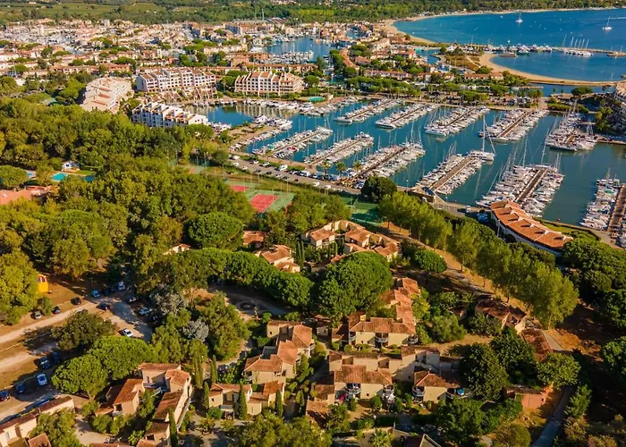 Marina Hotel Club
